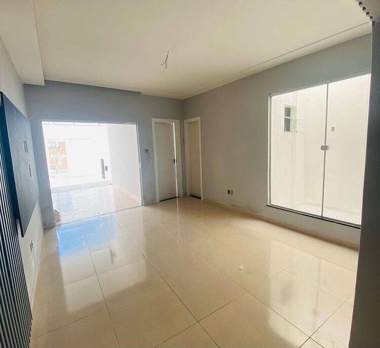 Casa à venda com 2 quartos, 100m² - Foto 1