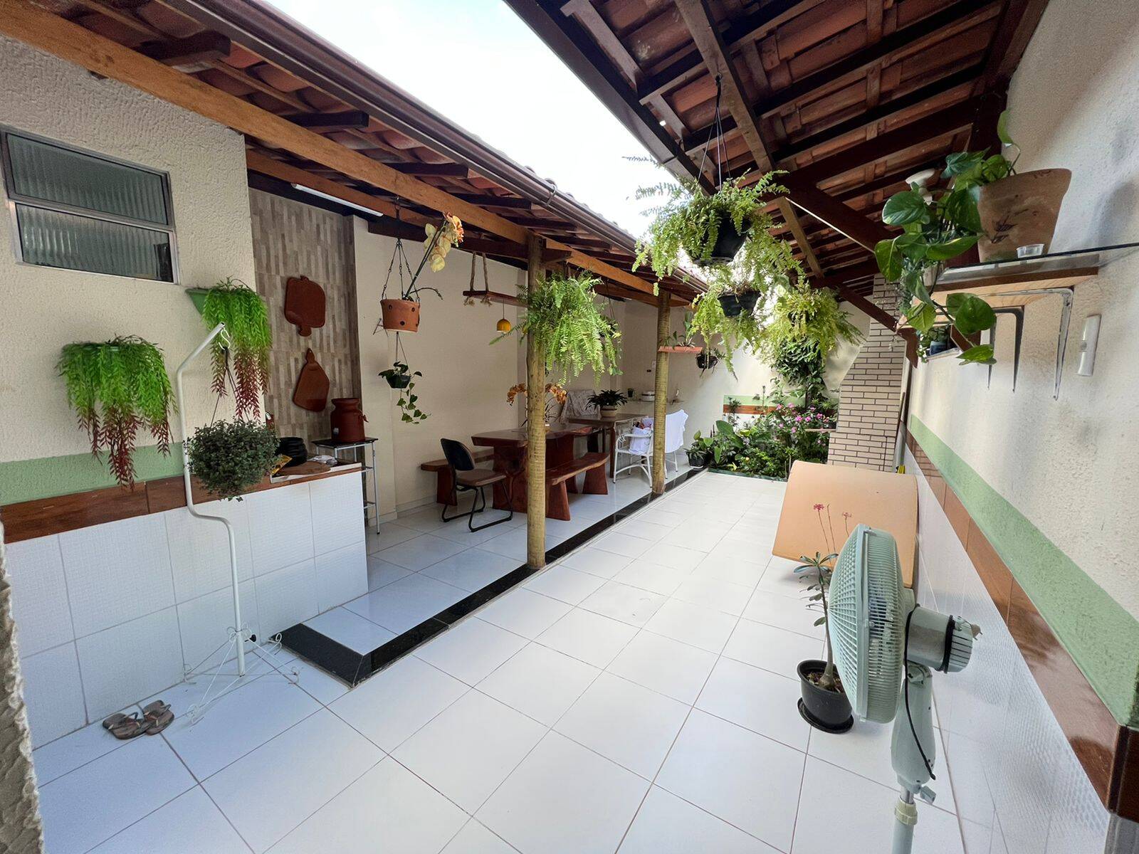 Casa à venda e aluguel com 3 quartos, 220m² - Foto 1