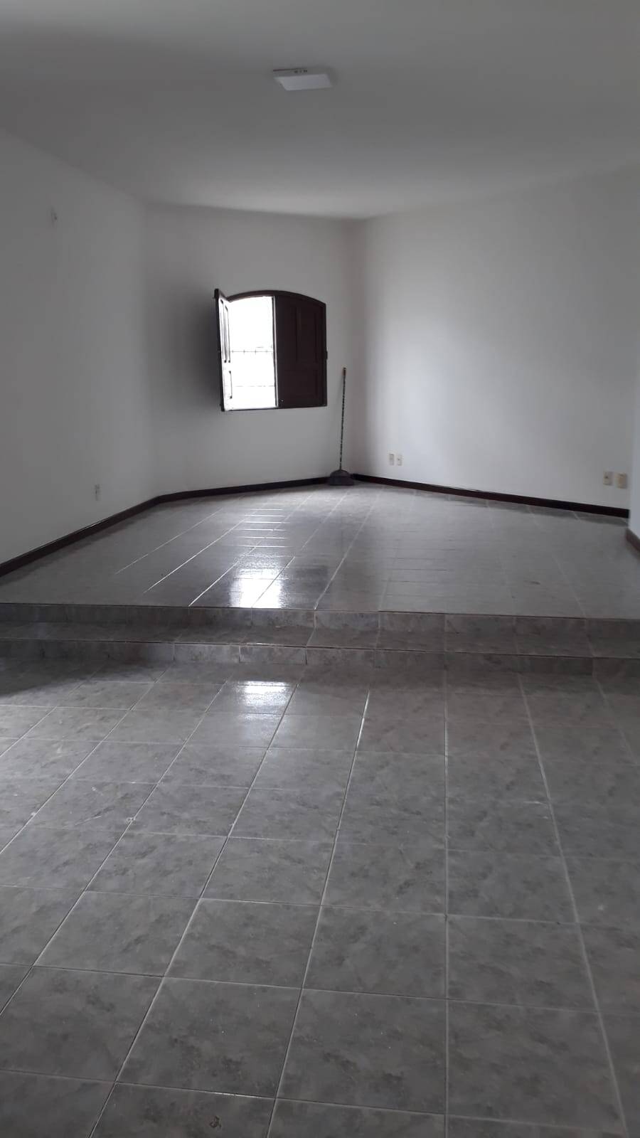 Casa para alugar com 4 quartos, 600m² - Foto 3