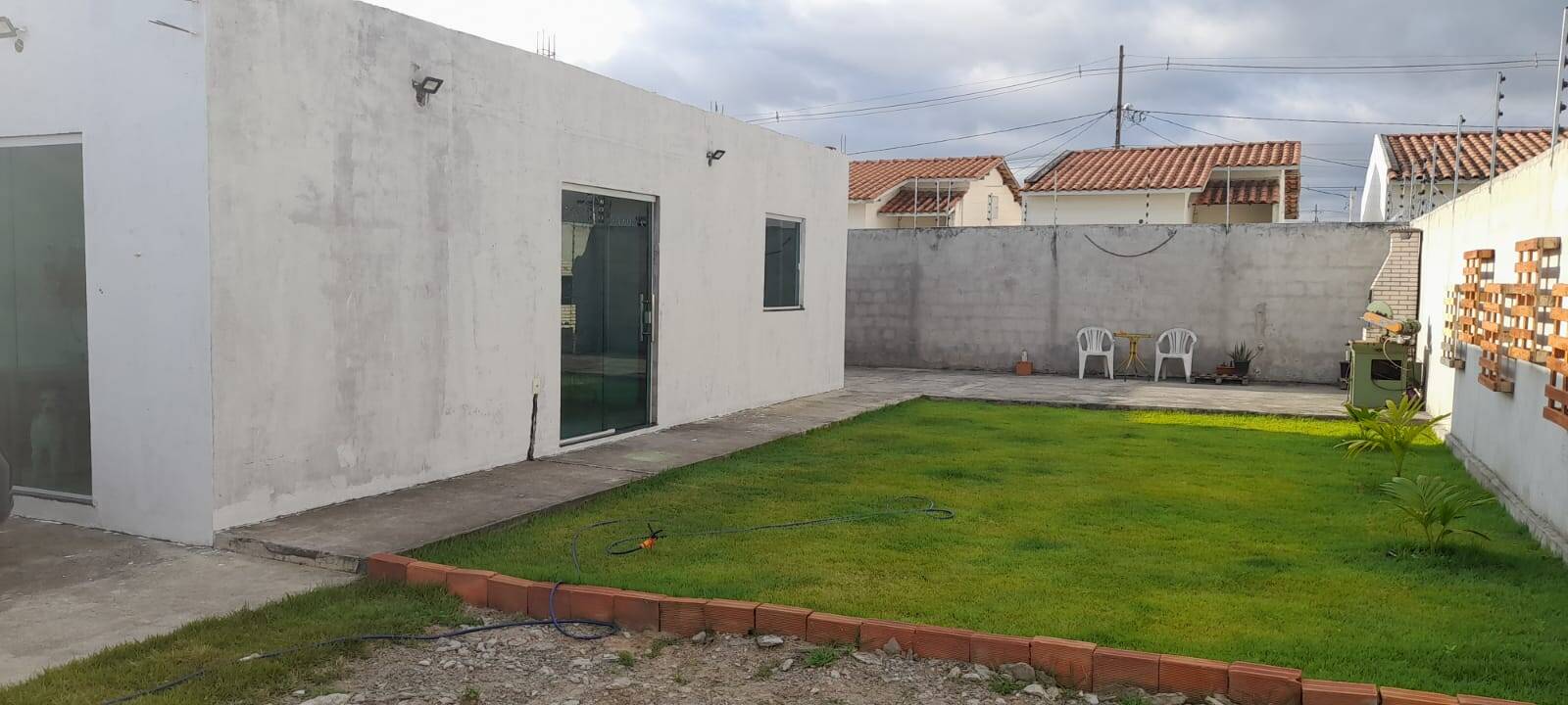 Casa à venda com 2 quartos, 70m² - Foto 1