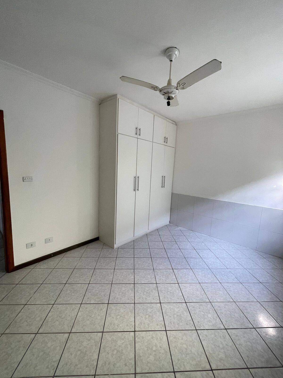 Casa à venda e aluguel com 3 quartos, 250m² - Foto 3