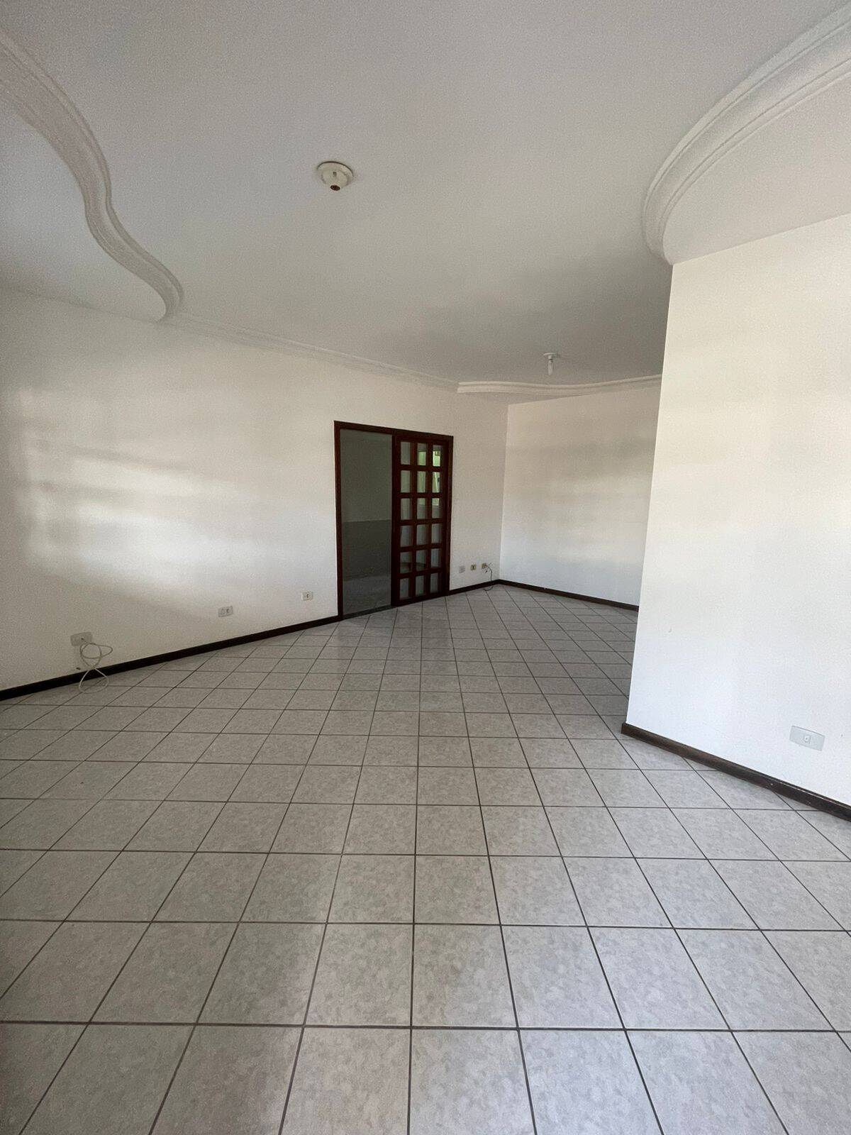 Casa à venda e aluguel com 3 quartos, 250m² - Foto 1