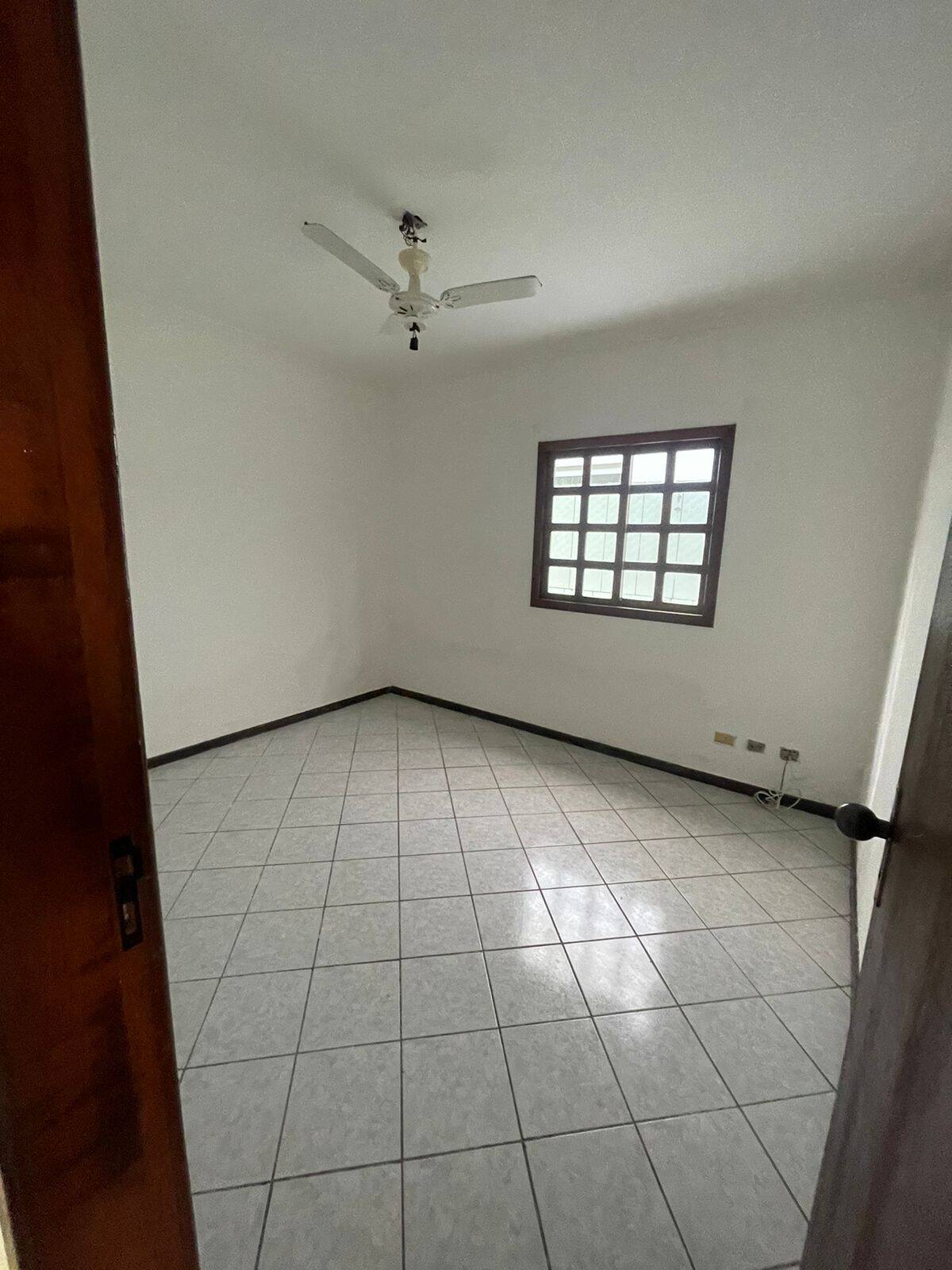 Casa à venda e aluguel com 3 quartos, 250m² - Foto 7