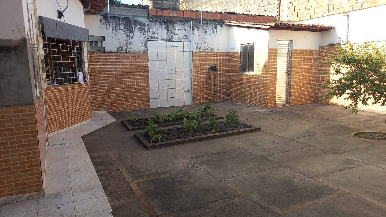 Casa à venda com 3 quartos, 300m² - Foto 3