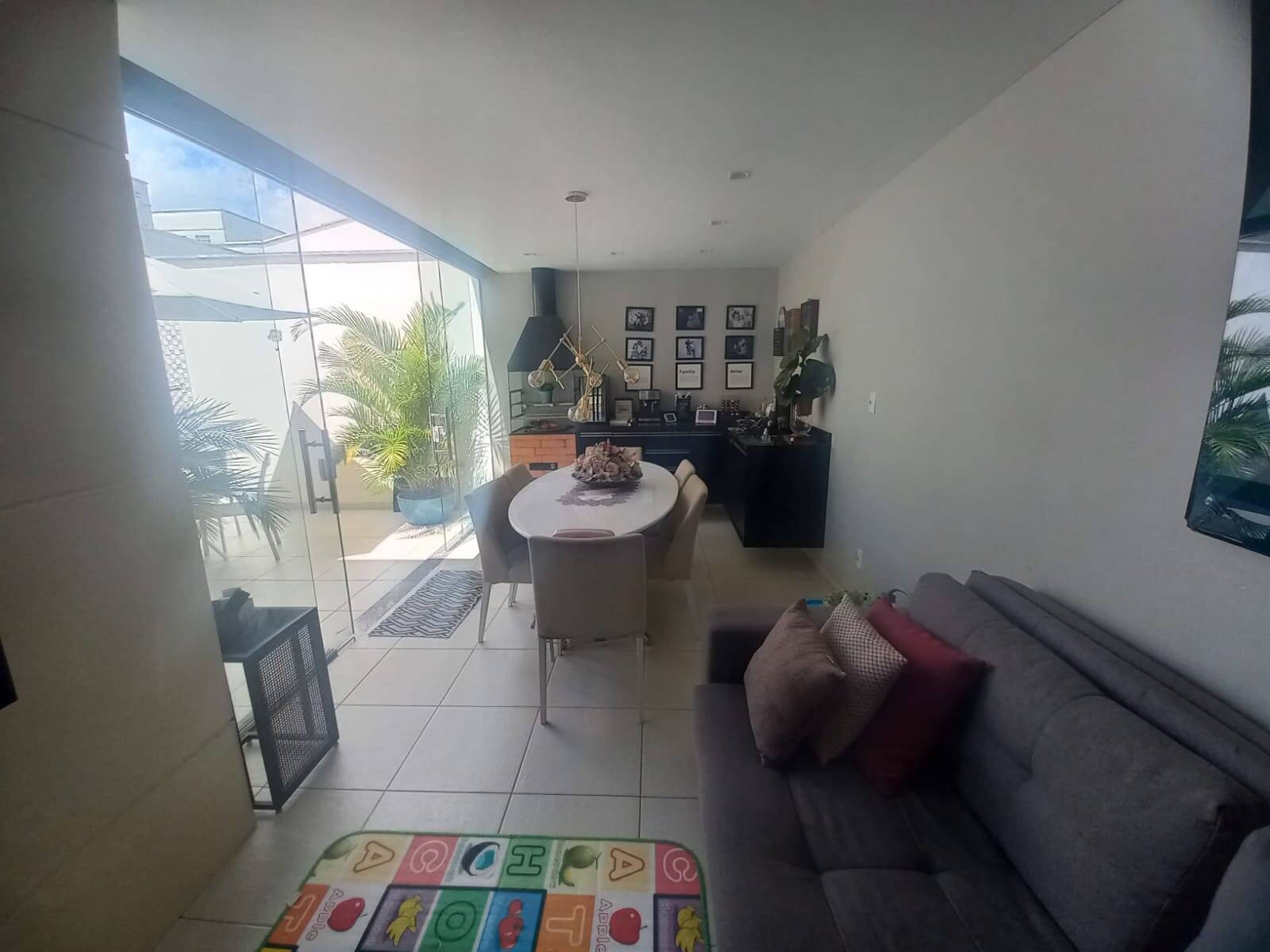 Casa à venda com 3 quartos, 200m² - Foto 1