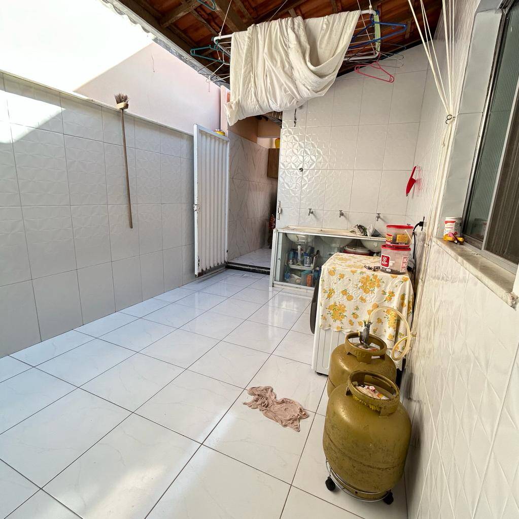 Casa à venda e aluguel com 3 quartos, 250m² - Foto 2