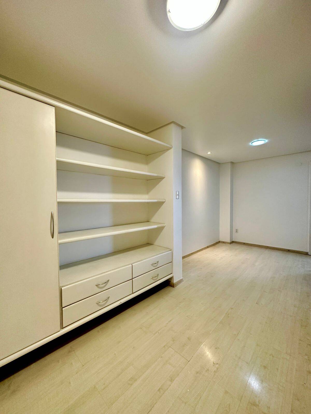 Apartamento para alugar com 4 quartos, 310m² - Foto 2