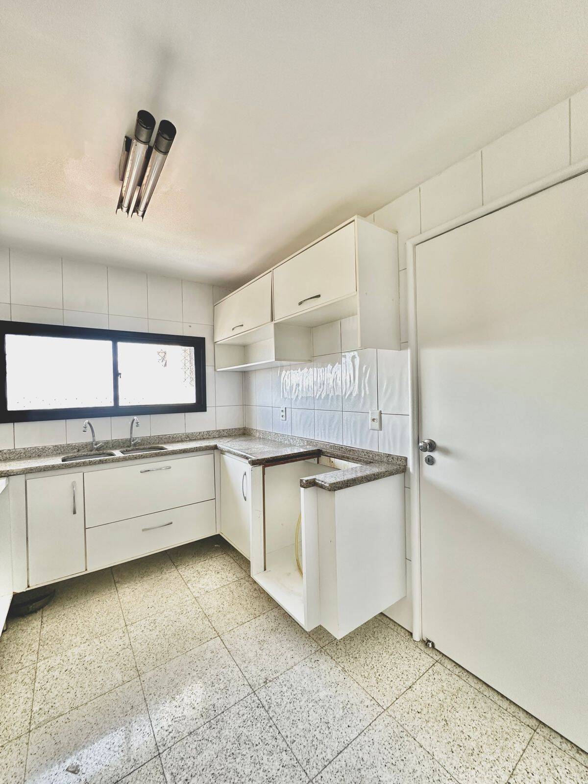 Apartamento para alugar com 4 quartos, 310m² - Foto 5