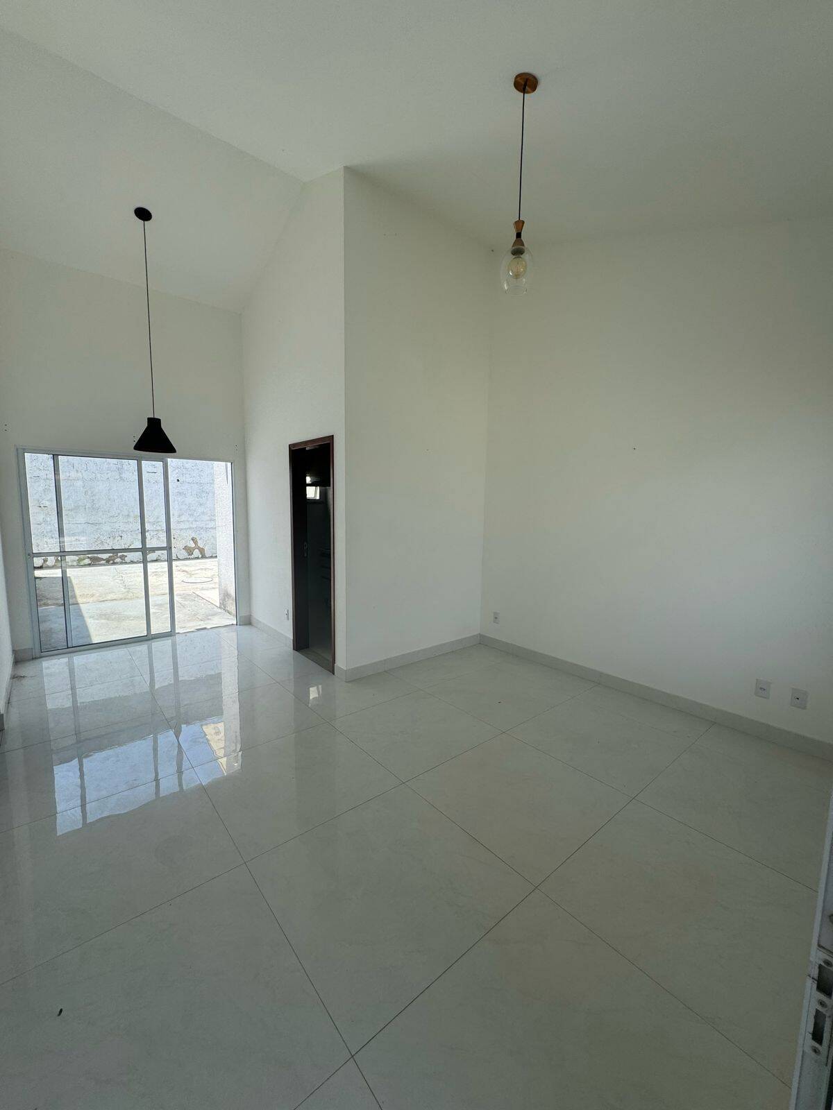 Casa à venda com 3 quartos, 212m² - Foto 1