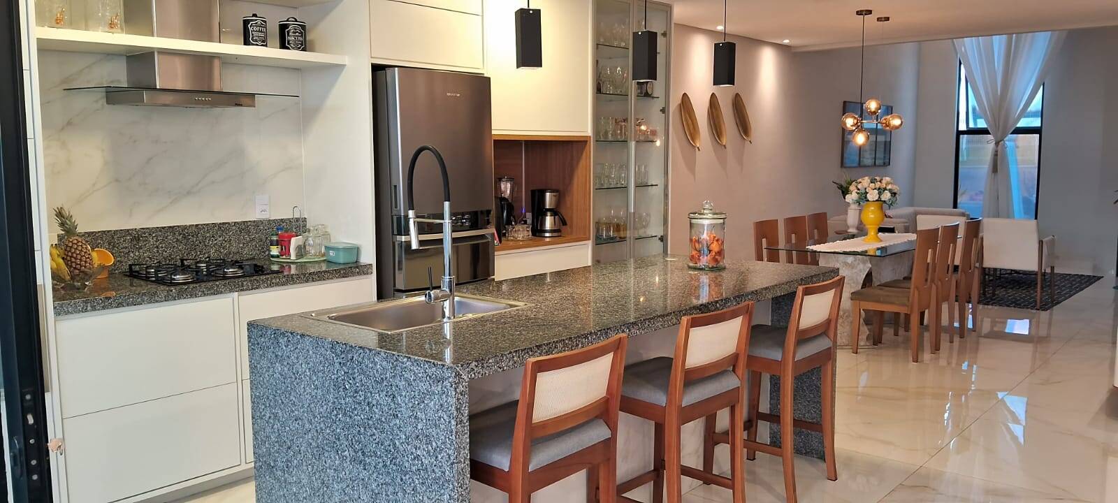 Casa à venda com 3 quartos, 252m² - Foto 1