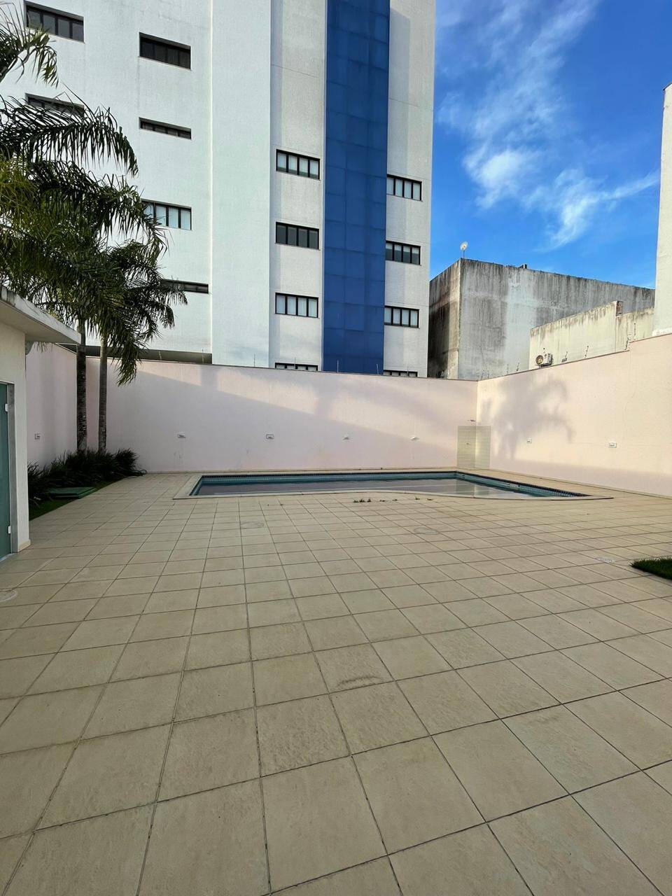 Casa para alugar com 4 quartos, 630m² - Foto 2