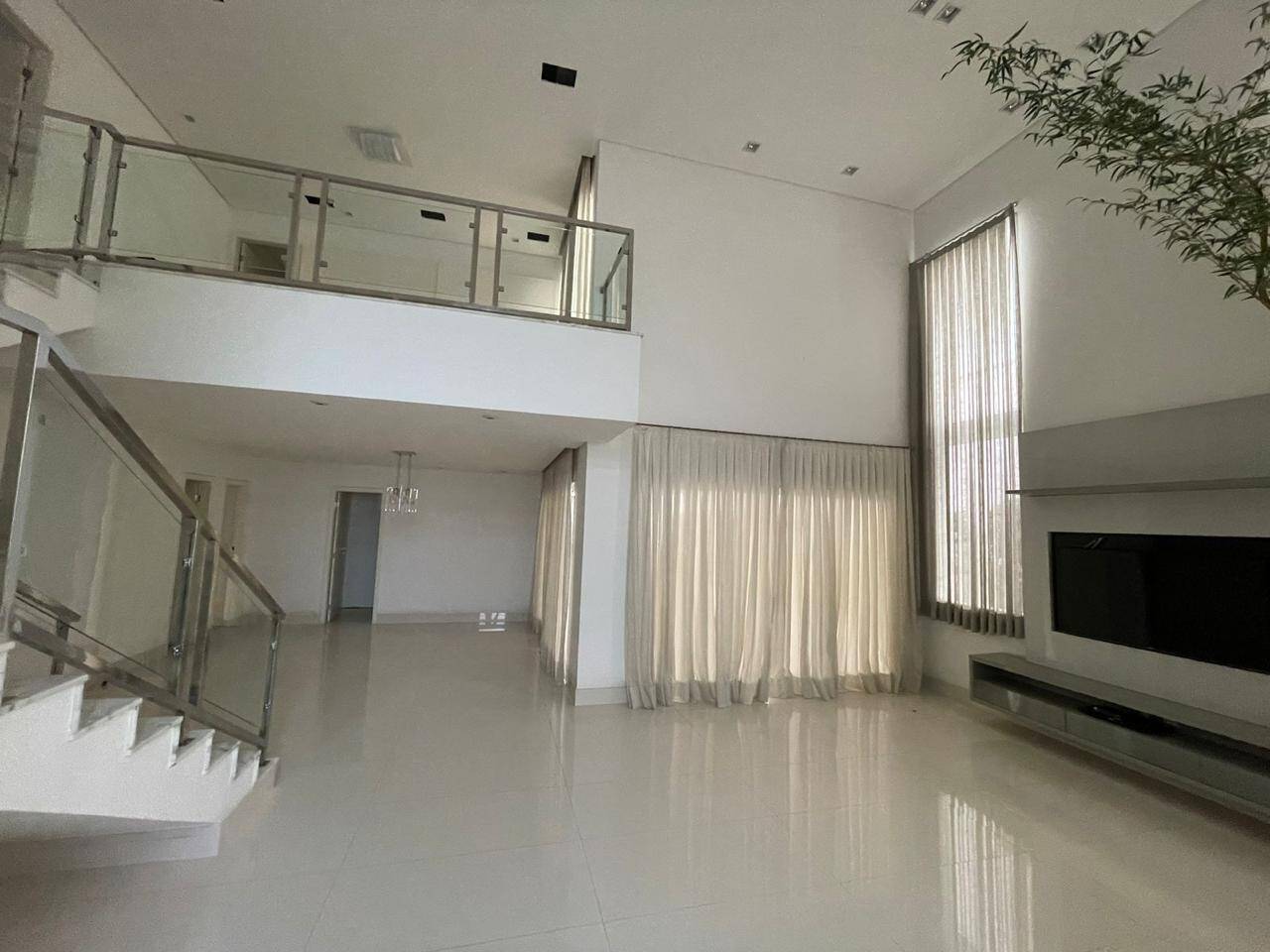 Casa para alugar com 4 quartos, 630m² - Foto 1