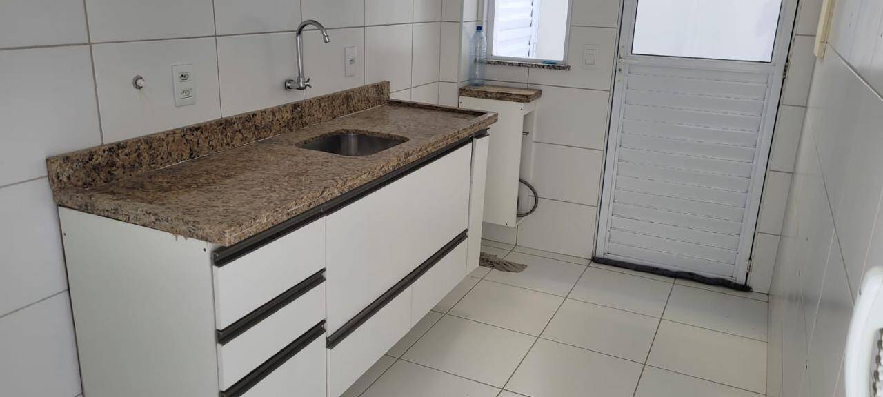 Casa à venda com 4 quartos, 100m² - Foto 1