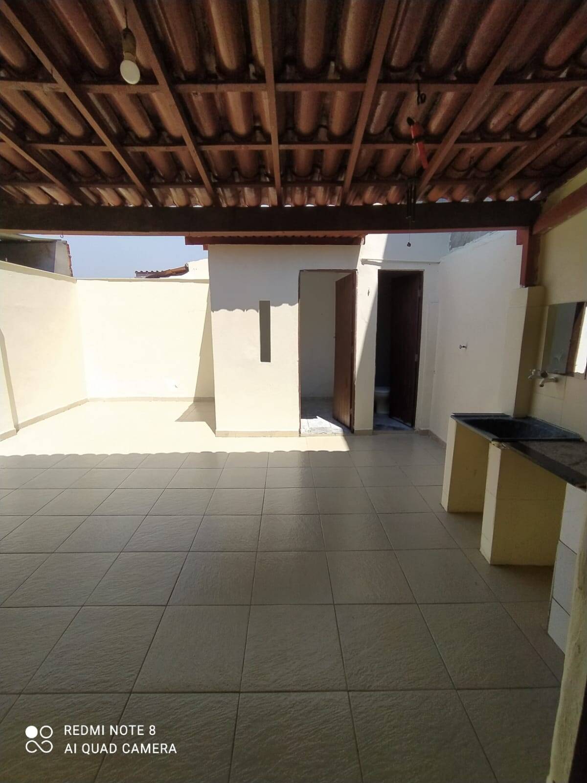 Casa à venda com 3 quartos, 98m² - Foto 1